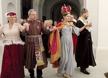 Polonez. W pierwszej parze św. Jadwiga i Henryk Brodaty.