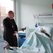 Biskupi odwiedzają pacjentów stołecznych szpitali i placówek opiekuńczych.