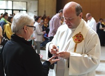 ▲	Ksiądz Wojciech Bartoszek w trakcie udzielania sakramentu namaszczenia chorych podczas pielgrzymki do Lourdes.