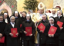 ▲	Bp Roman Pindel wręczył jubileuszowe dyplomy.