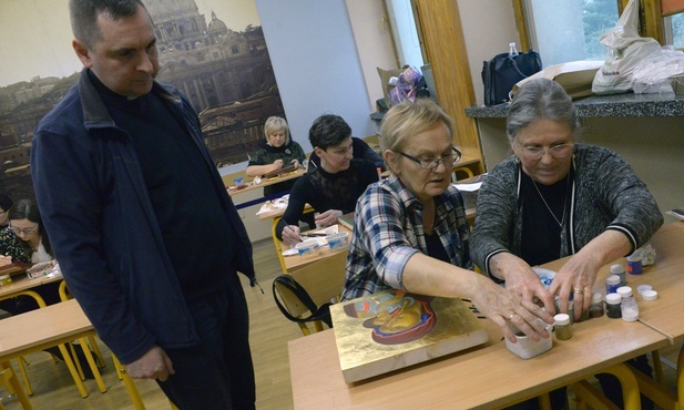 Warsztaty prowadzili ks. Grzegorz Tęcza i Aleksandra Pabich (druga z prawej).