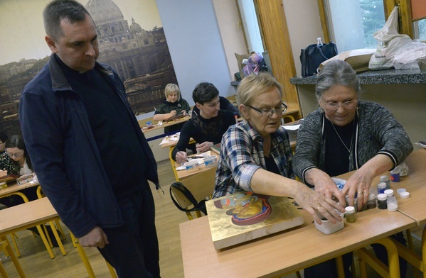 Warsztaty prowadzili ks. Grzegorz Tęcza i Aleksandra Pabich (druga z prawej).