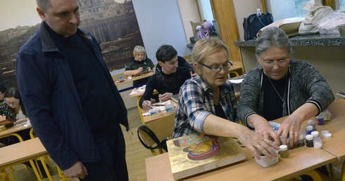 Warsztaty prowadzili ks. Grzegorz Tęcza i Aleksandra Pabich (druga z prawej).