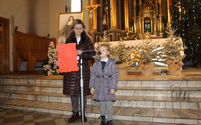 Przedszkolaki zaprezentowały treść swoich listów podczas recytacji i na wystawie w kościele św. Ducha w Łowiczu.