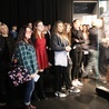 Minister zwiedzał ekspozycję wraz z uczniami warszawskiego liceum.