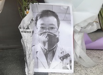 Władze zapowiadają śledztwo w sprawie lekarza, który został upomniany przez policję za próby ostrzegania przed epidemią. 34-letni okulista nie żyje
