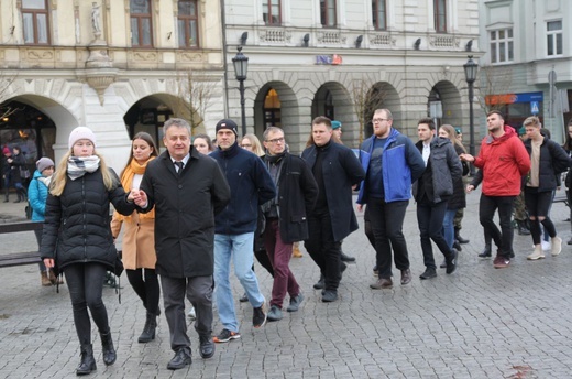 7. Polonez maturzystów z "Szybina" na cieszyńskim rynku - 2020