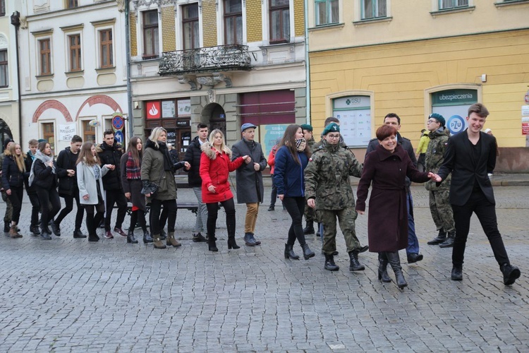 7. Polonez maturzystów z "Szybina" na cieszyńskim rynku - 2020