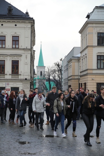 7. Polonez maturzystów z "Szybina" na cieszyńskim rynku - 2020