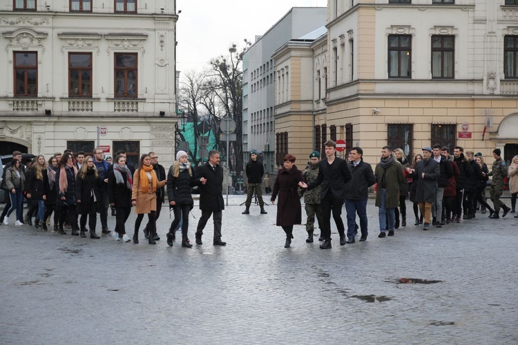 7. Polonez maturzystów z "Szybina" na cieszyńskim rynku - 2020