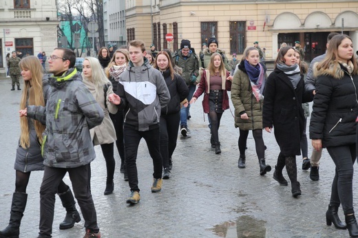 7. Polonez maturzystów z "Szybina" na cieszyńskim rynku - 2020