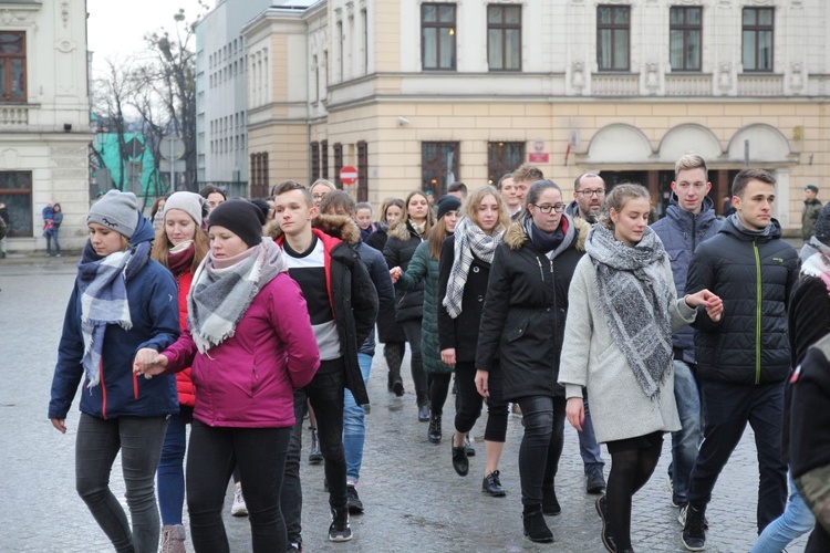 7. Polonez maturzystów z "Szybina" na cieszyńskim rynku - 2020