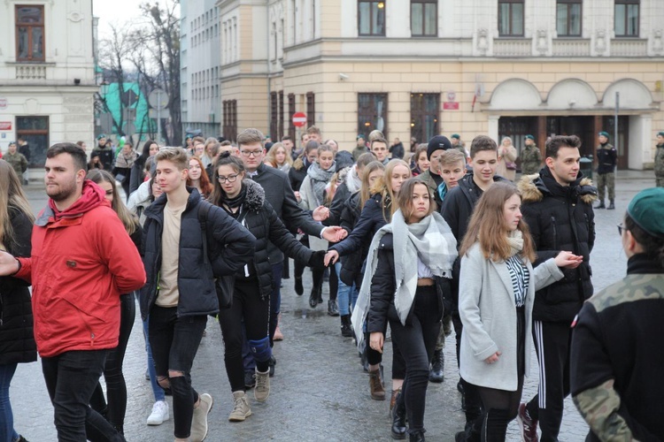 7. Polonez maturzystów z "Szybina" na cieszyńskim rynku - 2020