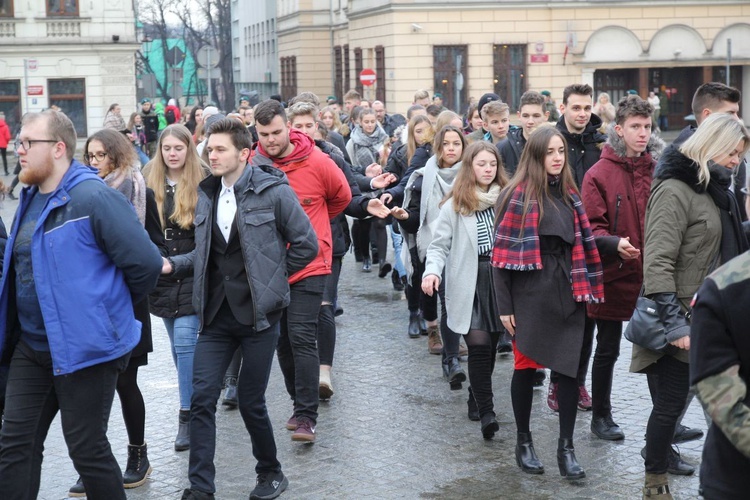 7. Polonez maturzystów z "Szybina" na cieszyńskim rynku - 2020