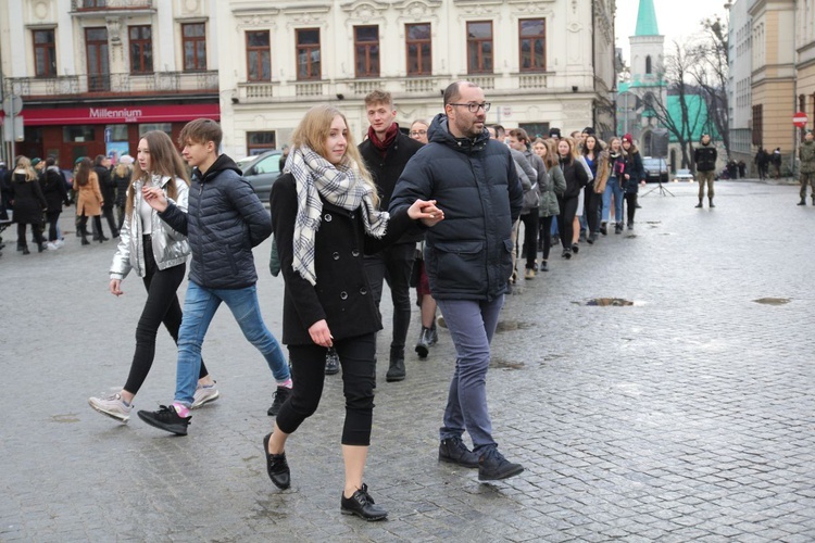 7. Polonez maturzystów z "Szybina" na cieszyńskim rynku - 2020