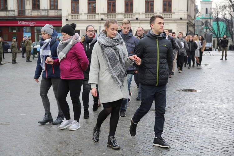 7. Polonez maturzystów z "Szybina" na cieszyńskim rynku - 2020