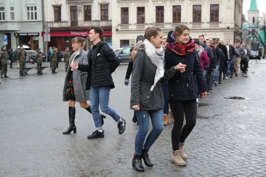 7. Polonez maturzystów z "Szybina" na cieszyńskim rynku - 2020