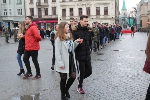 7. Polonez maturzystów z "Szybina" na cieszyńskim rynku - 2020