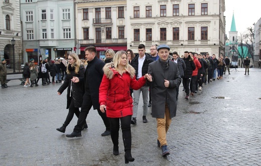 7. Polonez maturzystów z "Szybina" na cieszyńskim rynku - 2020