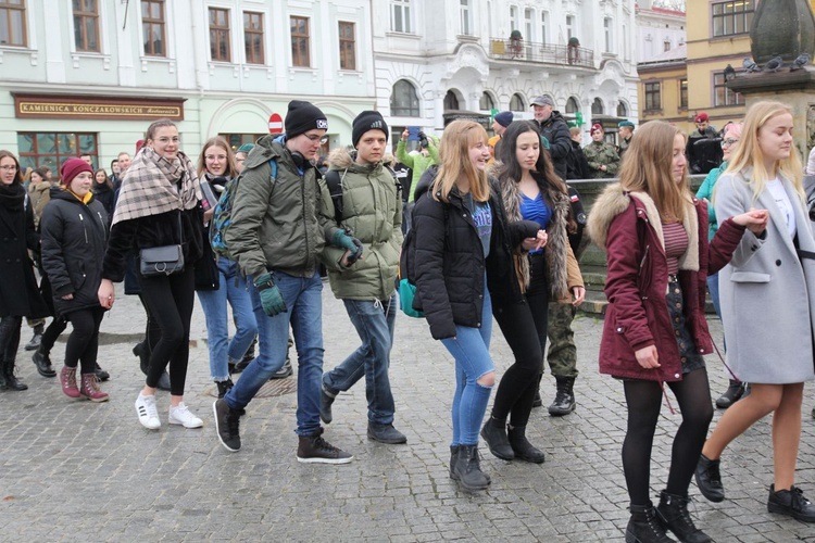 7. Polonez maturzystów z "Szybina" na cieszyńskim rynku - 2020