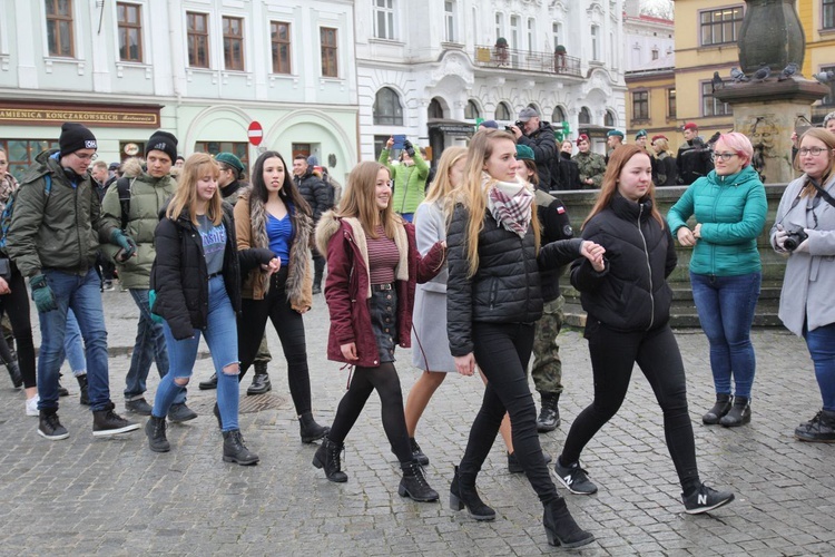 7. Polonez maturzystów z "Szybina" na cieszyńskim rynku - 2020