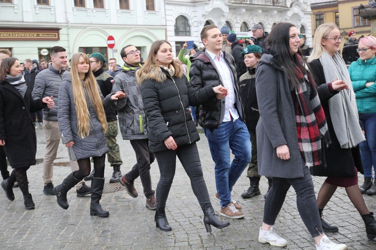 7. Polonez maturzystów z "Szybina" na cieszyńskim rynku - 2020