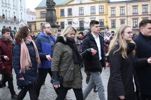 7. Polonez maturzystów z "Szybina" na cieszyńskim rynku - 2020