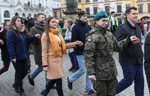 7. Polonez maturzystów z "Szybina" na cieszyńskim rynku - 2020