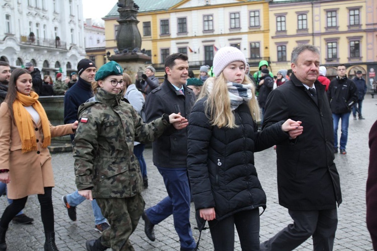 7. Polonez maturzystów z "Szybina" na cieszyńskim rynku - 2020