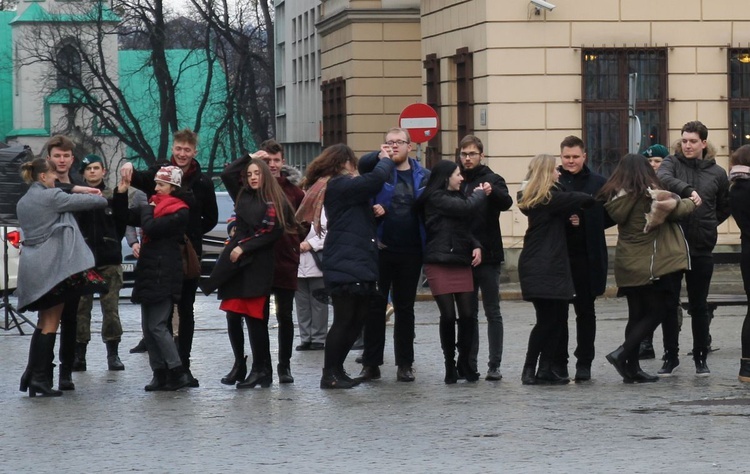 7. Polonez maturzystów z "Szybina" na cieszyńskim rynku - 2020