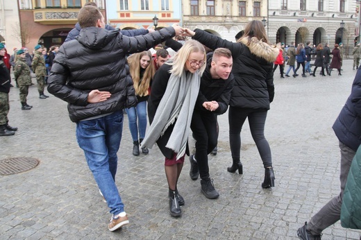 7. Polonez maturzystów z "Szybina" na cieszyńskim rynku - 2020