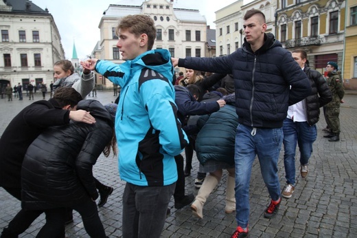 7. Polonez maturzystów z "Szybina" na cieszyńskim rynku - 2020