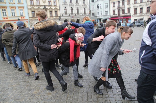 7. Polonez maturzystów z "Szybina" na cieszyńskim rynku - 2020