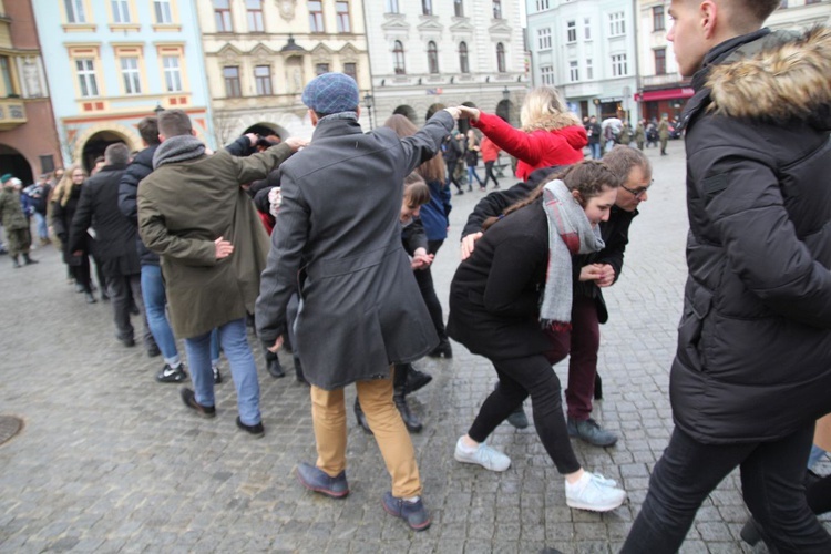 7. Polonez maturzystów z "Szybina" na cieszyńskim rynku - 2020