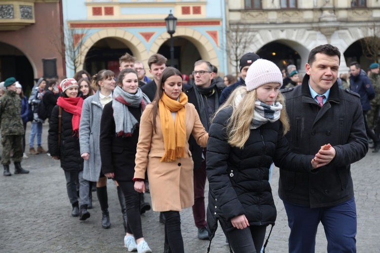 7. Polonez maturzystów z "Szybina" na cieszyńskim rynku - 2020