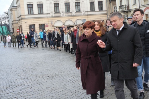 7. Polonez maturzystów z "Szybina" na cieszyńskim rynku - 2020