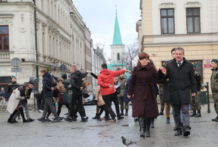 7. Polonez maturzystów z "Szybina" na cieszyńskim rynku - 2020