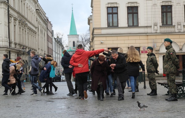 7. Polonez maturzystów z "Szybina" na cieszyńskim rynku - 2020