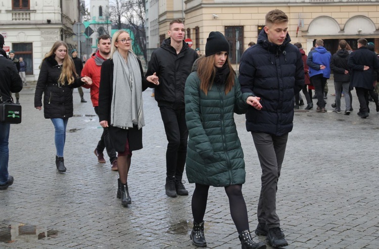 7. Polonez maturzystów z "Szybina" na cieszyńskim rynku - 2020