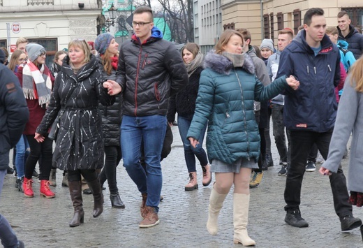 7. Polonez maturzystów z "Szybina" na cieszyńskim rynku - 2020
