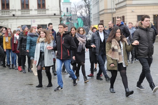 7. Polonez maturzystów z "Szybina" na cieszyńskim rynku - 2020