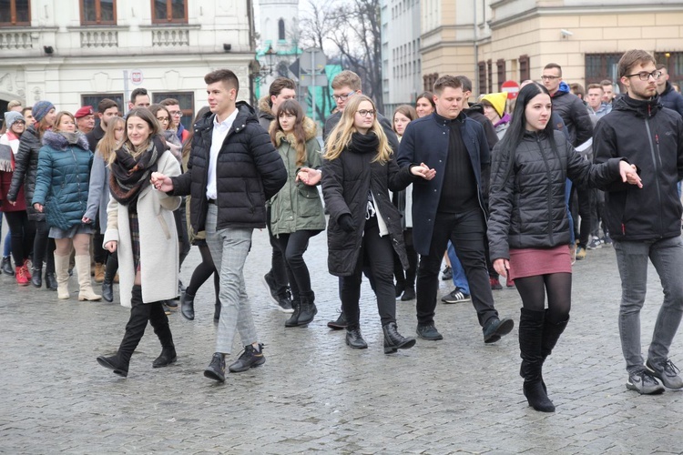 7. Polonez maturzystów z "Szybina" na cieszyńskim rynku - 2020