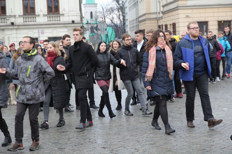 7. Polonez maturzystów z "Szybina" na cieszyńskim rynku - 2020