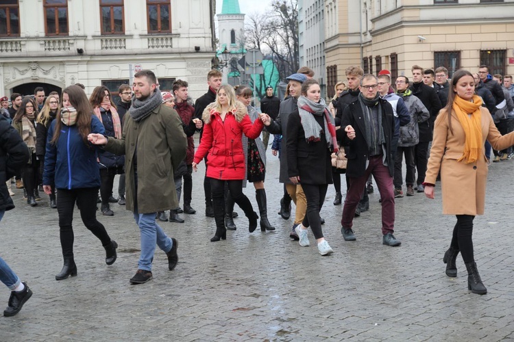 7. Polonez maturzystów z "Szybina" na cieszyńskim rynku - 2020