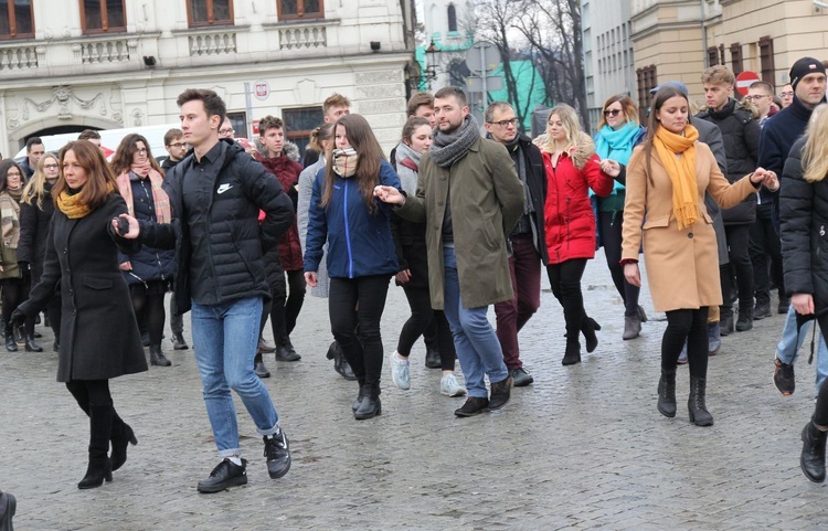 7. Polonez maturzystów z "Szybina" na cieszyńskim rynku - 2020