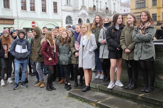 7. Polonez maturzystów z "Szybina" na cieszyńskim rynku - 2020