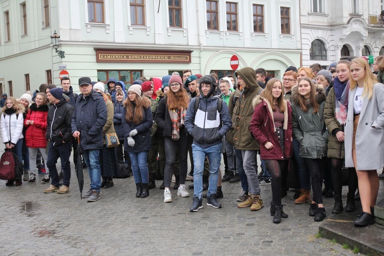 7. Polonez maturzystów z "Szybina" na cieszyńskim rynku - 2020