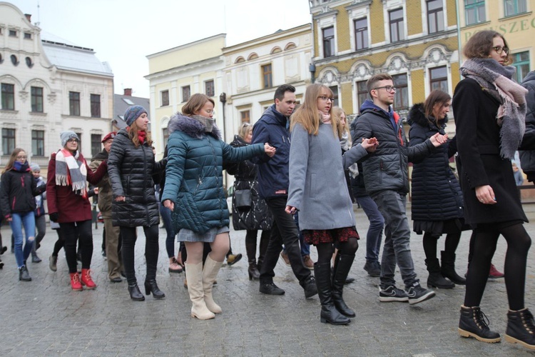 7. Polonez maturzystów z "Szybina" na cieszyńskim rynku - 2020