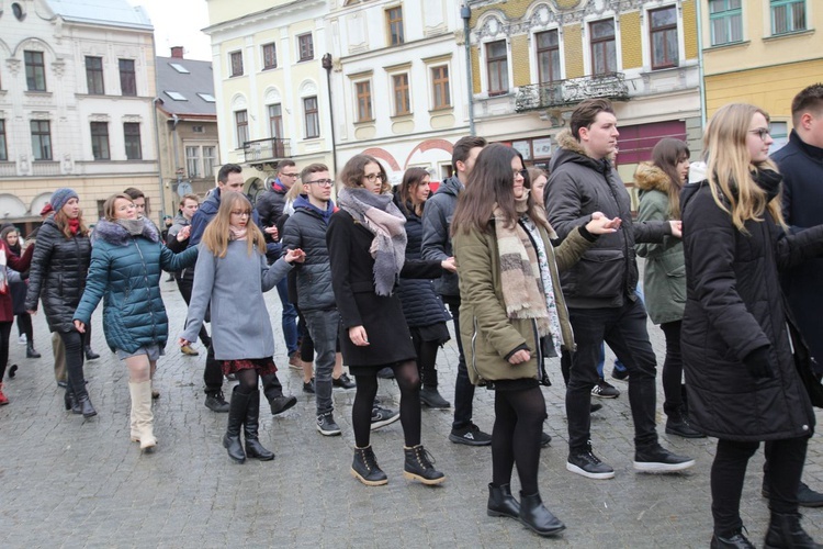 7. Polonez maturzystów z "Szybina" na cieszyńskim rynku - 2020