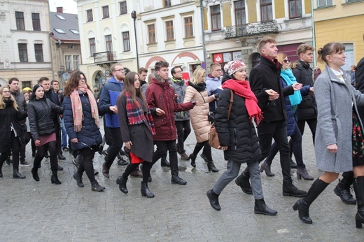 7. Polonez maturzystów z "Szybina" na cieszyńskim rynku - 2020